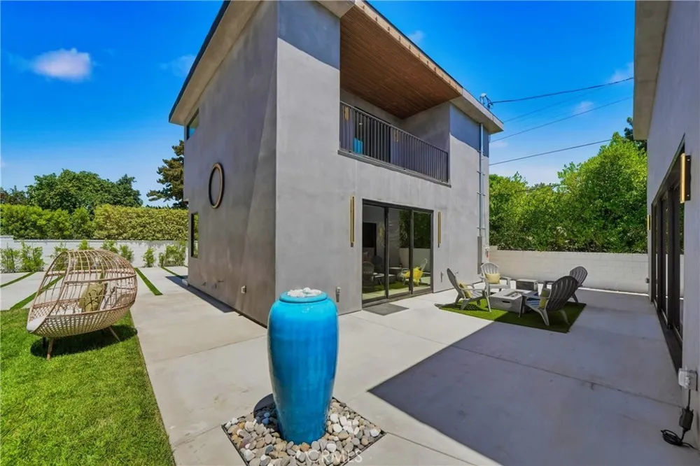 9400 Encino Avenue Northridge, CA 91325