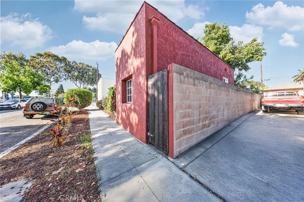 5815 Gaviota Long Beach, CA 90805