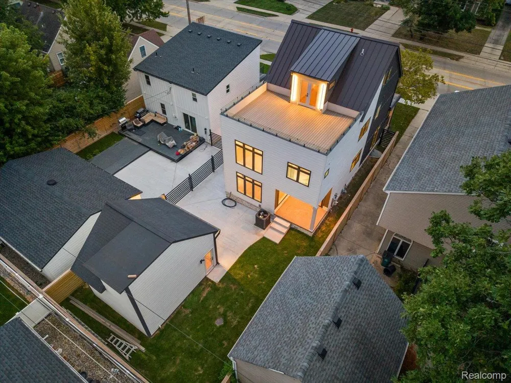 673 E 14 Mile Road Birmingham City, MI 48009