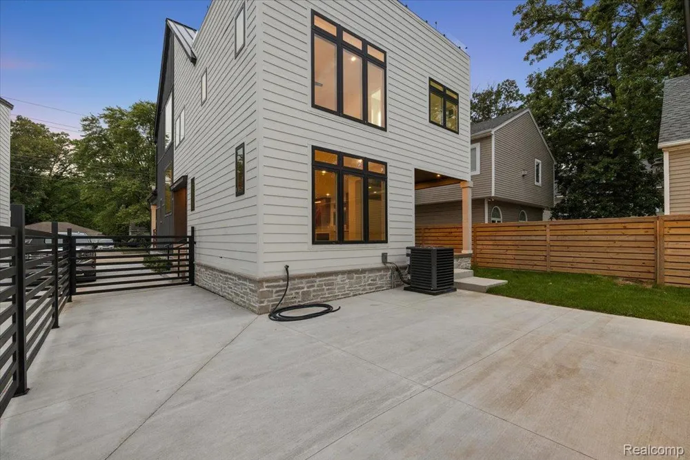 673 E 14 Mile Road Birmingham City, MI 48009