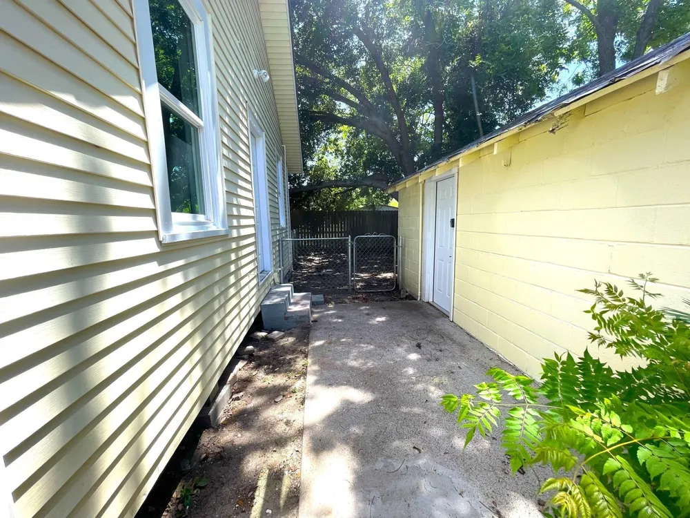 107 Sinclair Street Boling, TX 77420