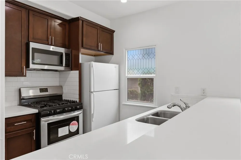 2911 S Palm Grove Avenue Los Angeles, CA 90016