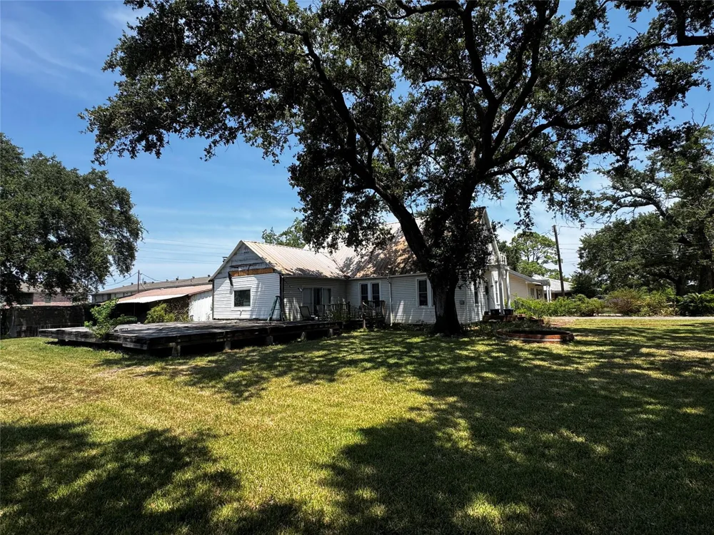1114 Luling Avenue Nederland, TX 77627