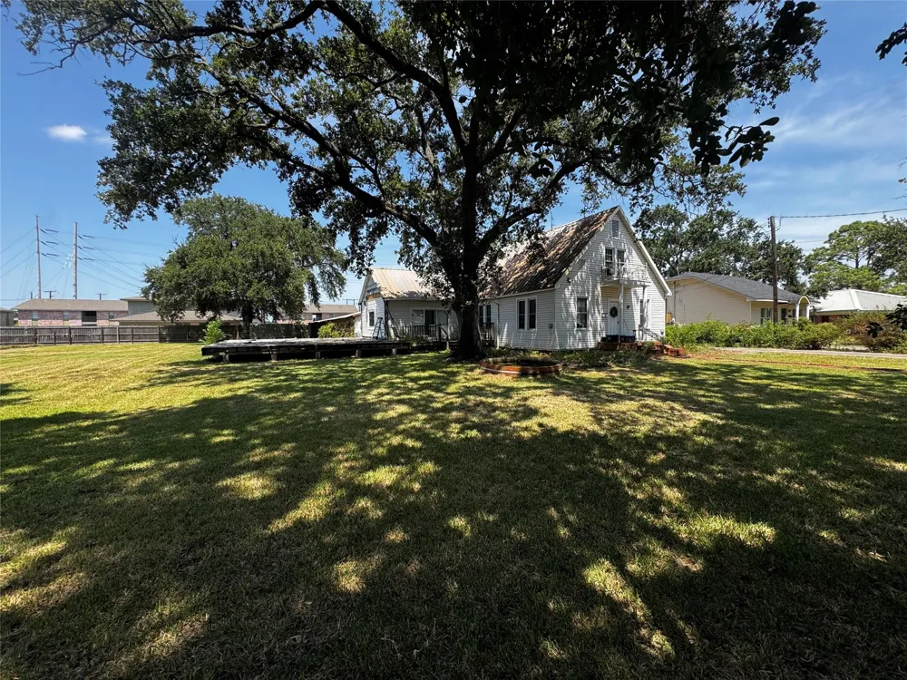 1114 Luling Avenue Nederland, TX 77627