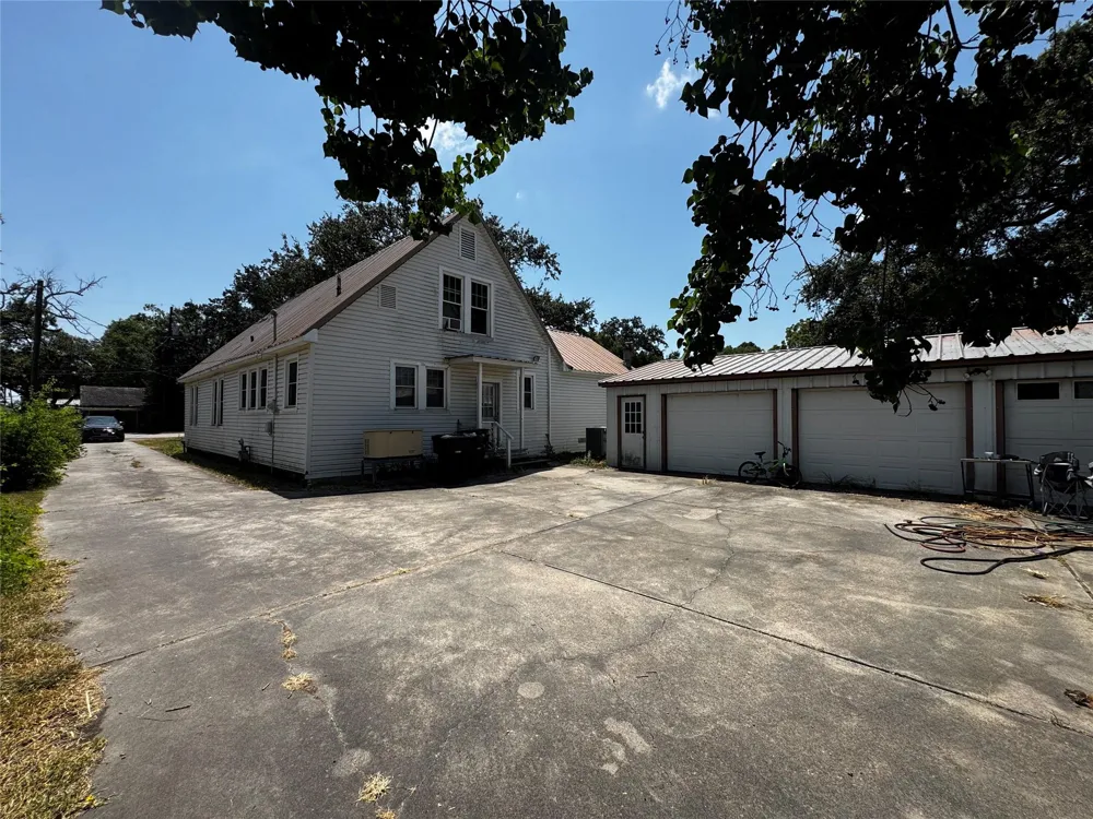 1114 Luling Avenue Nederland, TX 77627