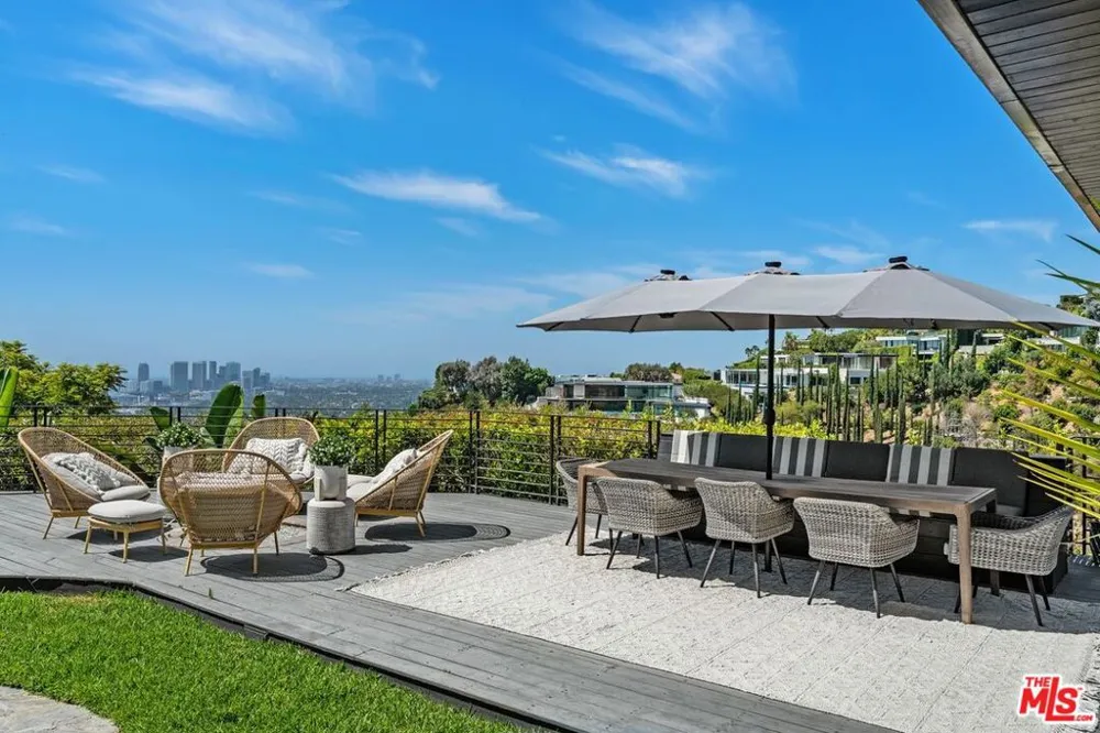 1501 Viewsite Terrace Los Angeles, CA 90069