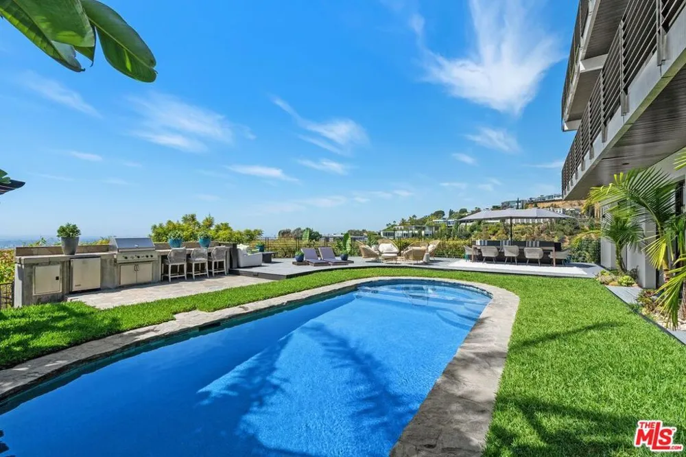 1501 Viewsite Terrace Los Angeles, CA 90069