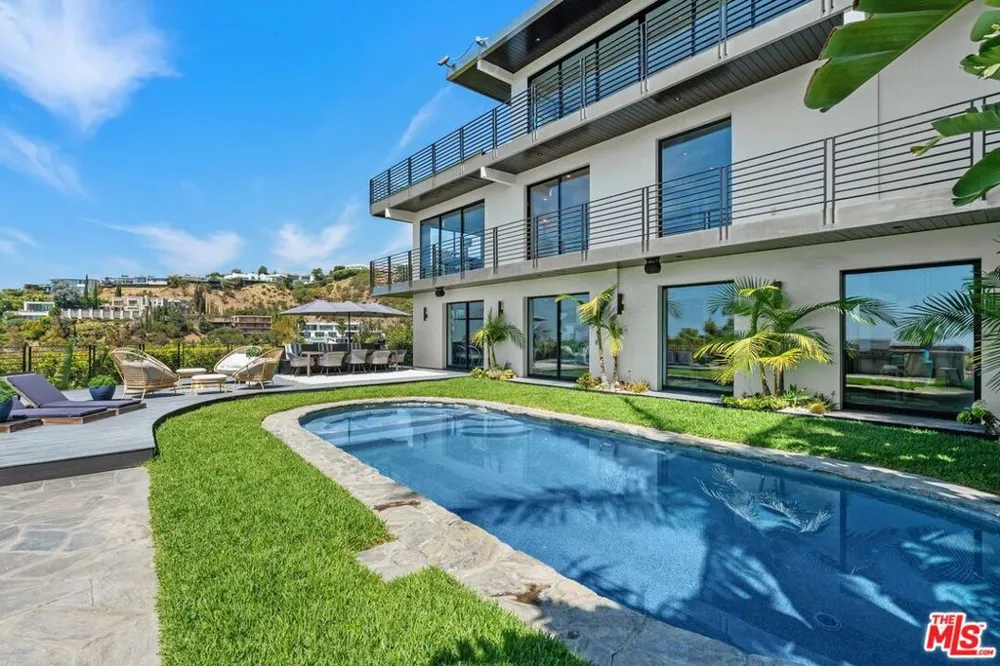 1501 Viewsite Terrace Los Angeles, CA 90069