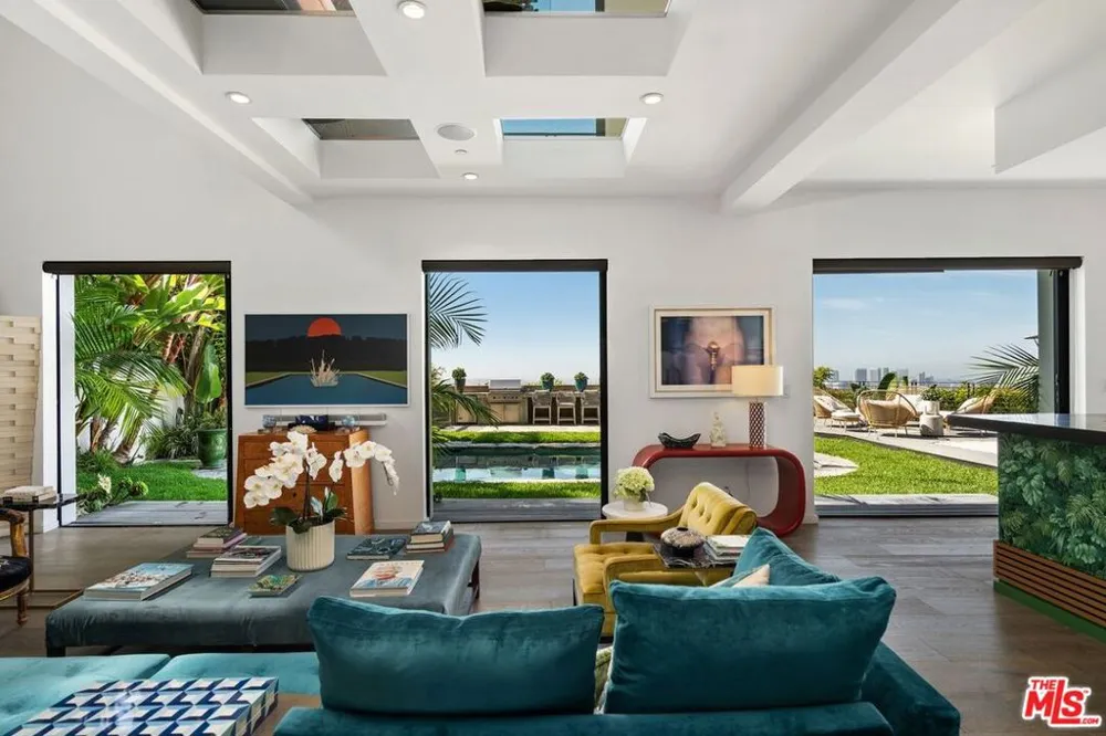 1501 Viewsite Terrace Los Angeles, CA 90069