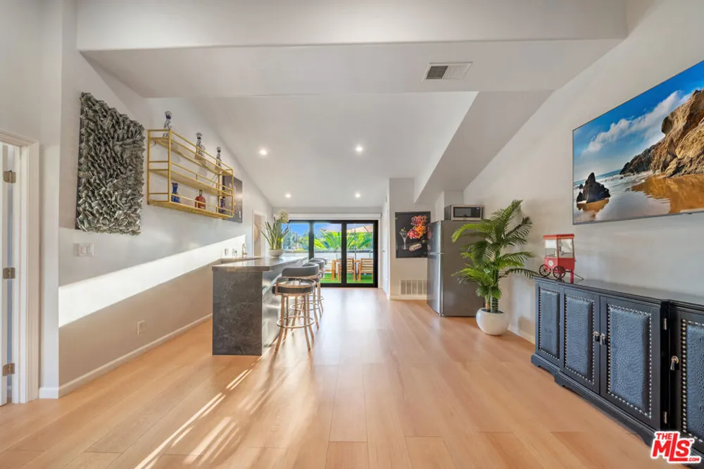 5526 Sylvia Avenue Los Angeles, CA 91356