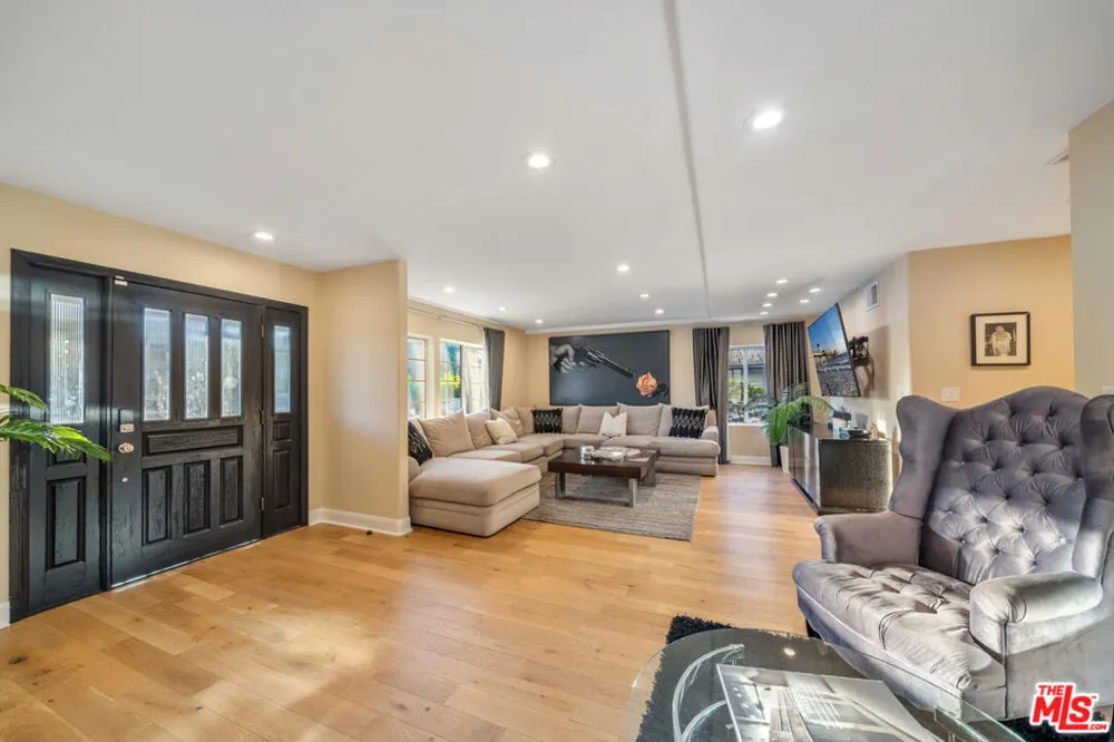 5526 Sylvia Avenue Los Angeles, CA 91356