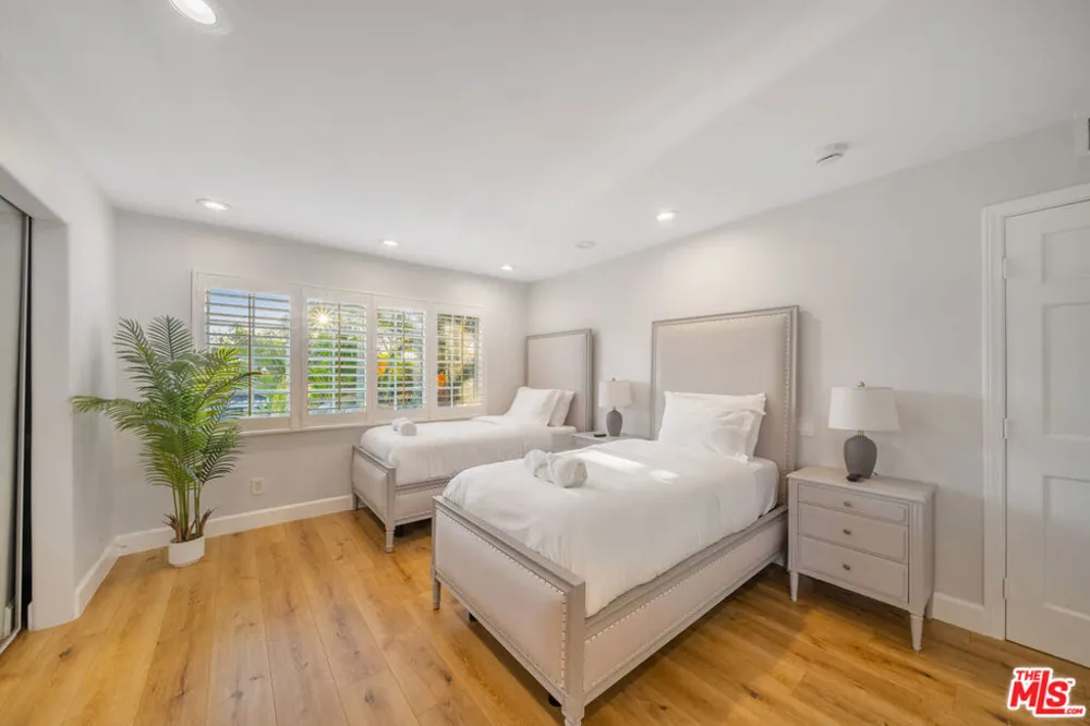 5526 Sylvia Avenue Los Angeles, CA 91356