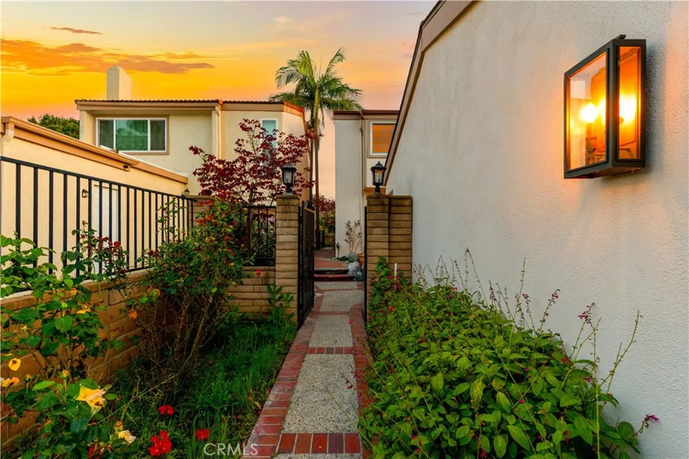 54 Willow Tree Irvine, CA 92612