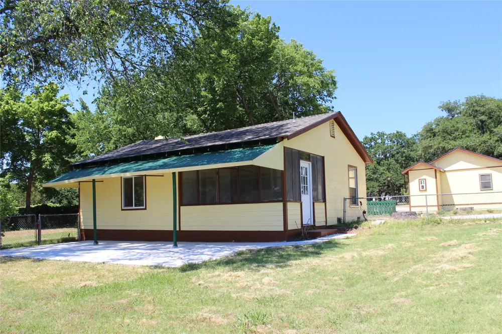 220 Broadway Road Azle, TX 76020