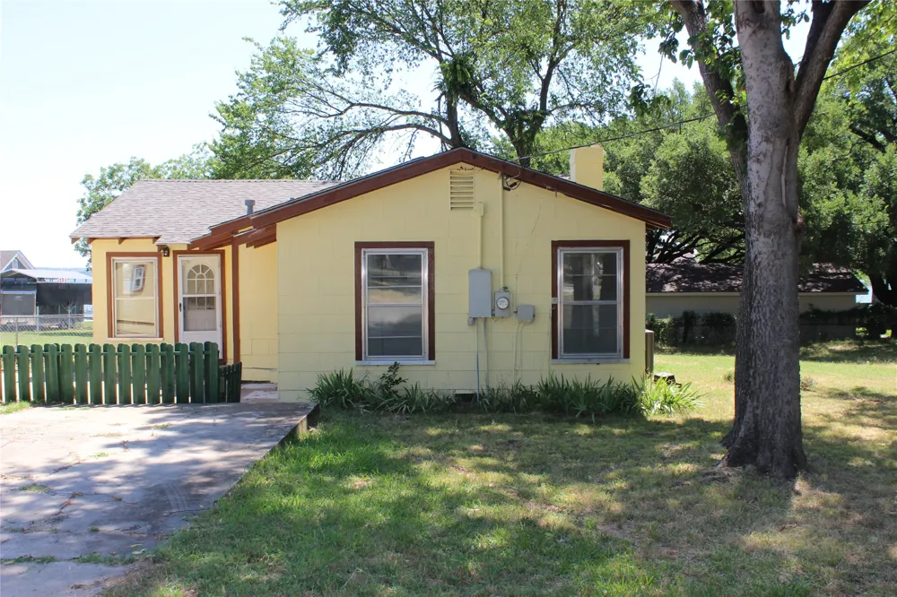 220 Broadway Road Azle, TX 76020