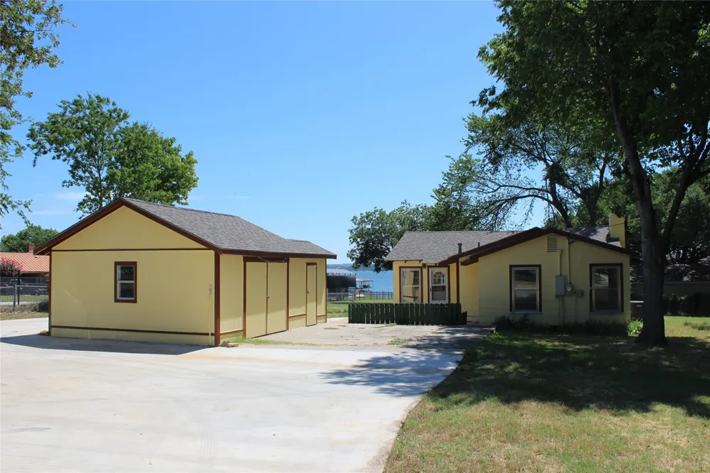 220 Broadway Road Azle, TX 76020