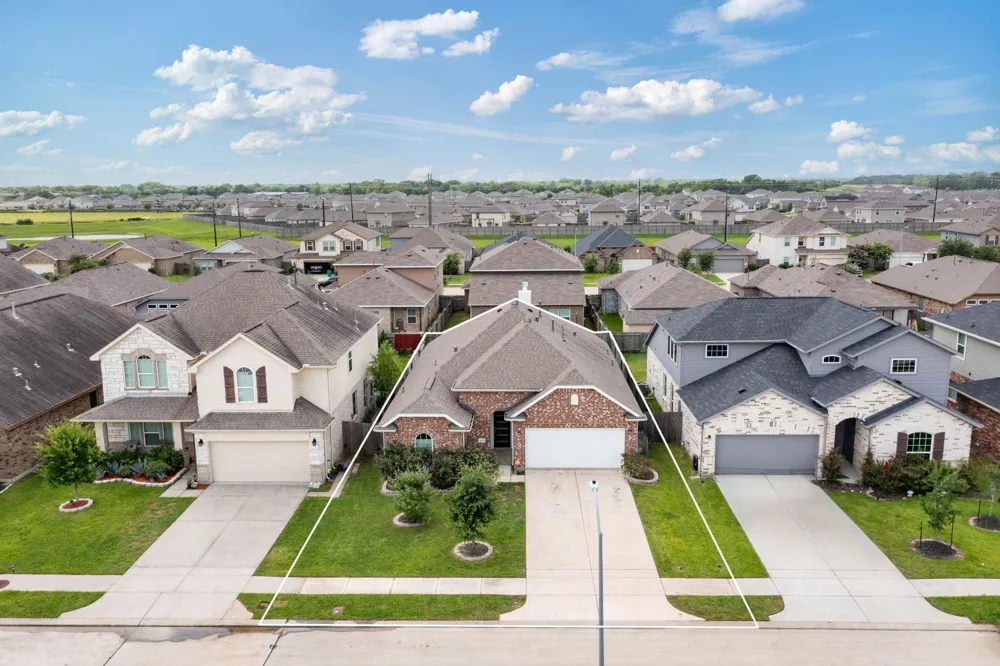 8803 W Crescent Lake Circle Baytown, TX 77521