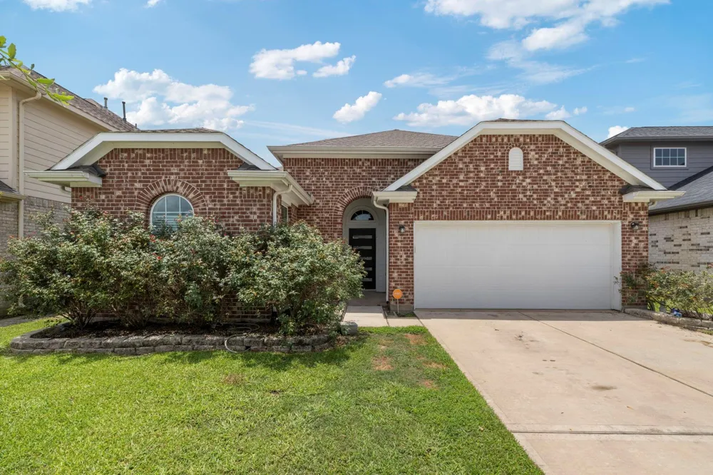 8803 W Crescent Lake Circle Baytown, TX 77521