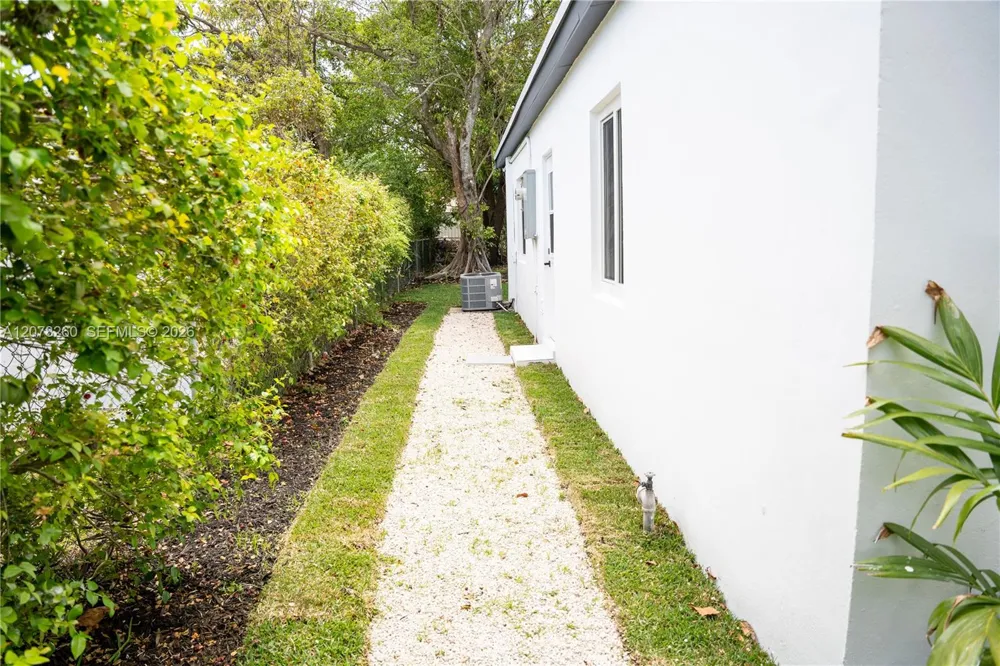 1640 NE 172nd St North Miami Beach, FL 33162