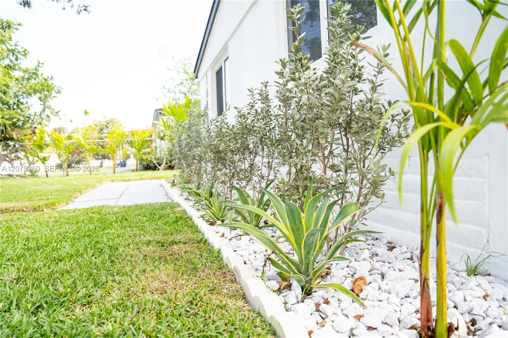1640 NE 172nd St North Miami Beach, FL 33162