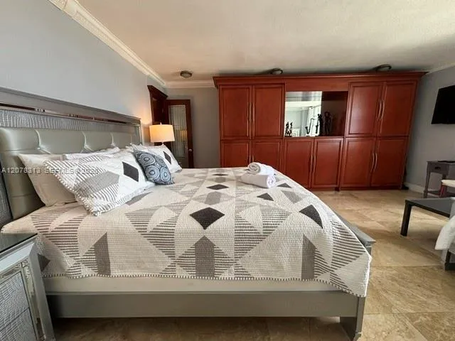 5151 Collins Ave #1036 Miami Beach, FL 33140