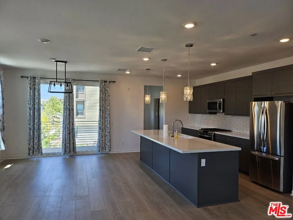 27010 Tanager Lane Valencia, CA 91381