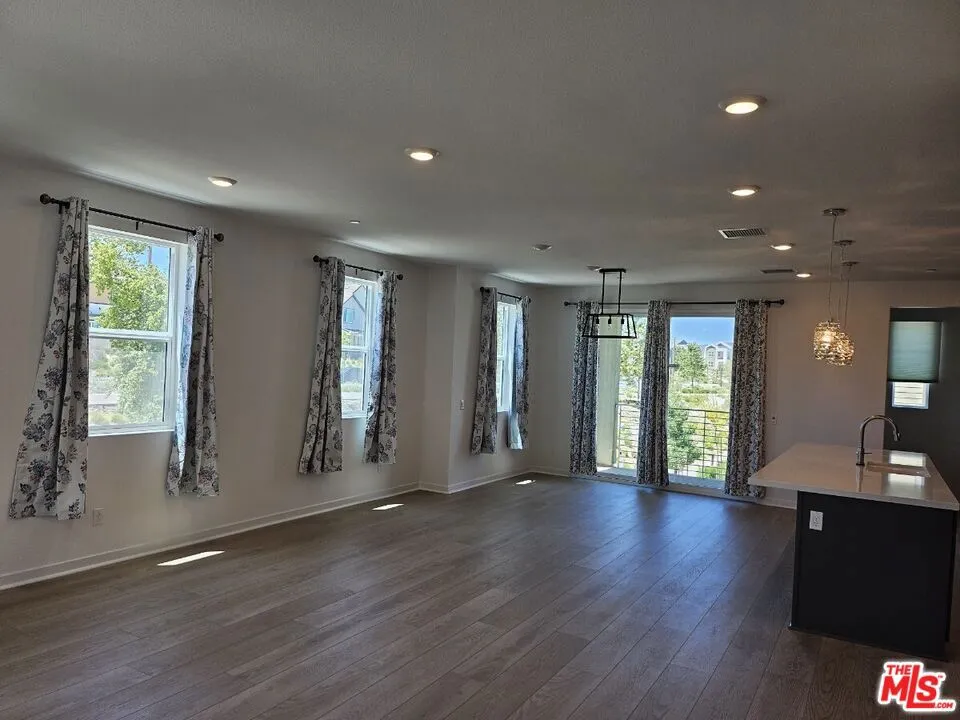 27010 Tanager Lane Valencia, CA 91381