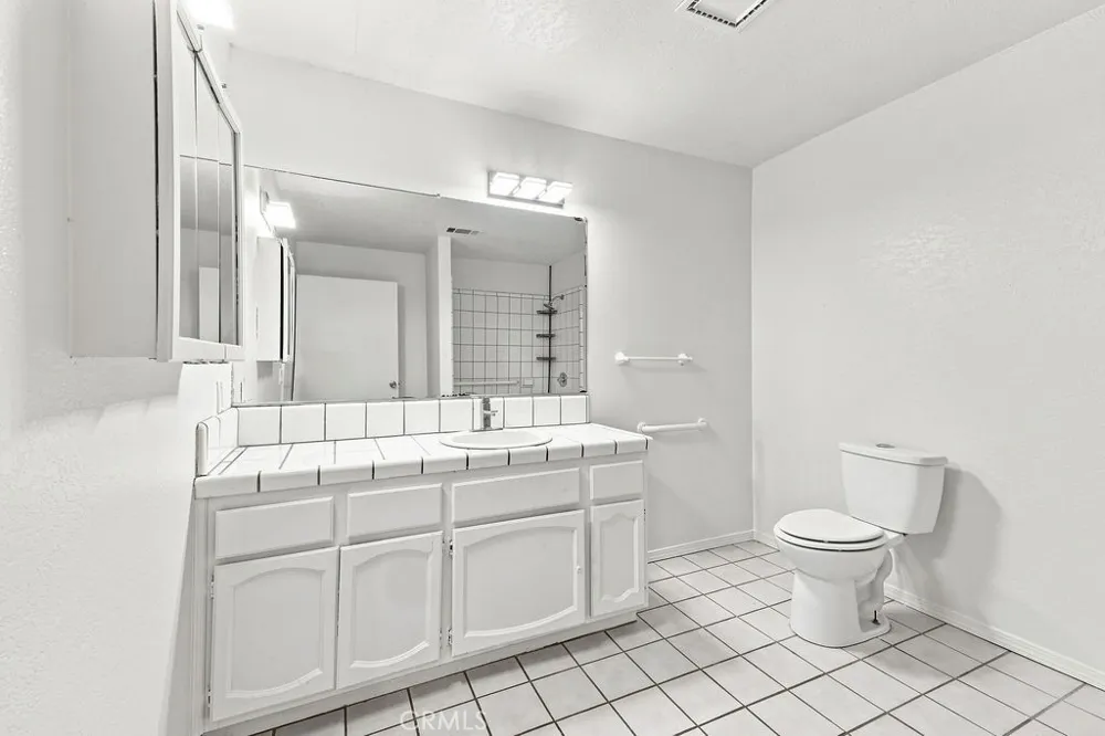8173 Bandicoot Trail Hesperia, CA 92344