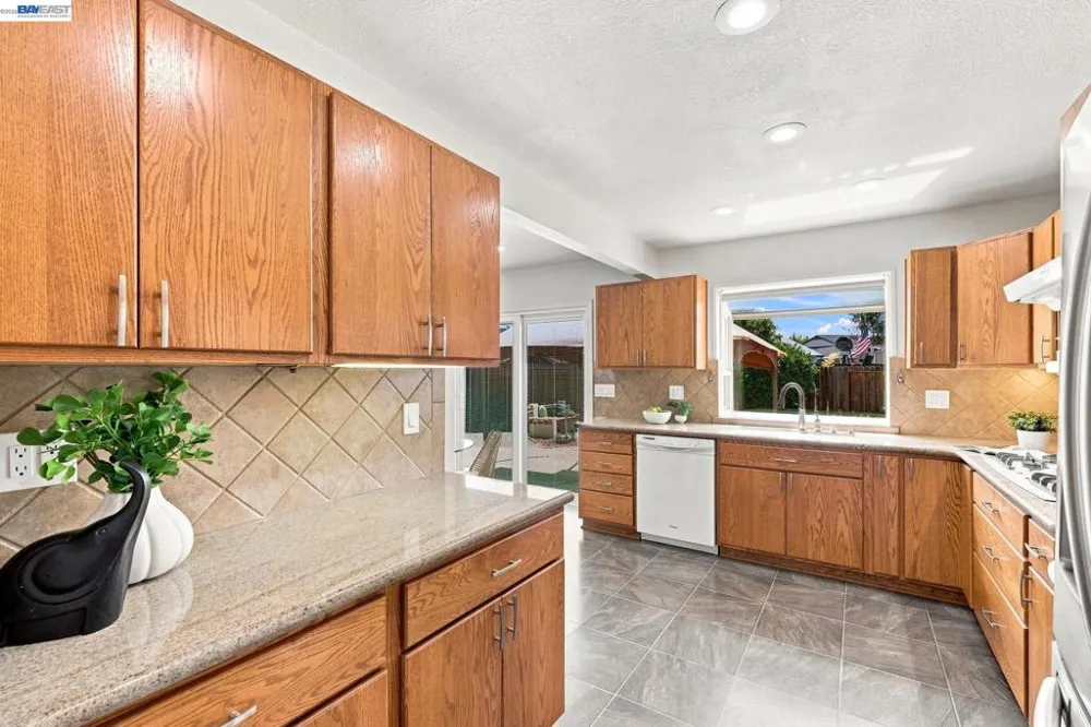 32235 Pulaski Dr Hayward, CA 94544