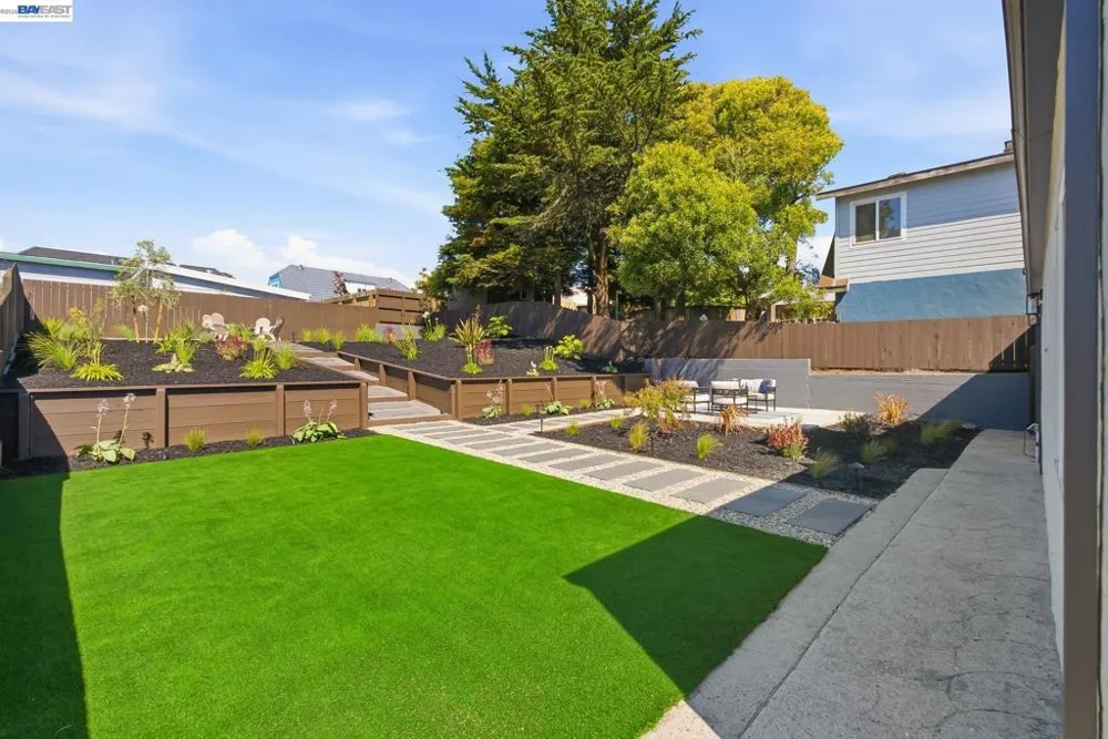 483 Heathcliff Dr Pacifica, CA 94044
