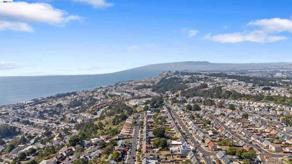 483 Heathcliff Dr Pacifica, CA 94044