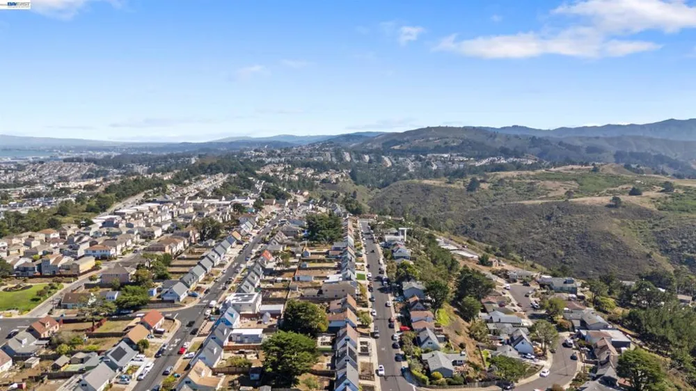 483 Heathcliff Dr Pacifica, CA 94044