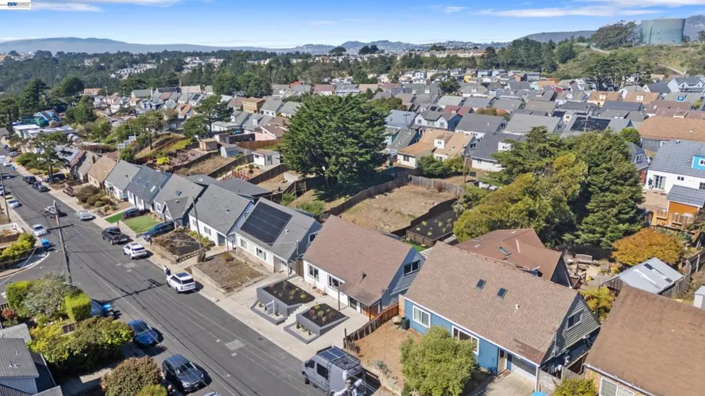 483 Heathcliff Dr Pacifica, CA 94044