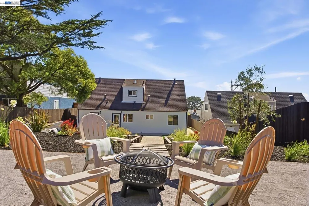 483 Heathcliff Dr Pacifica, CA 94044