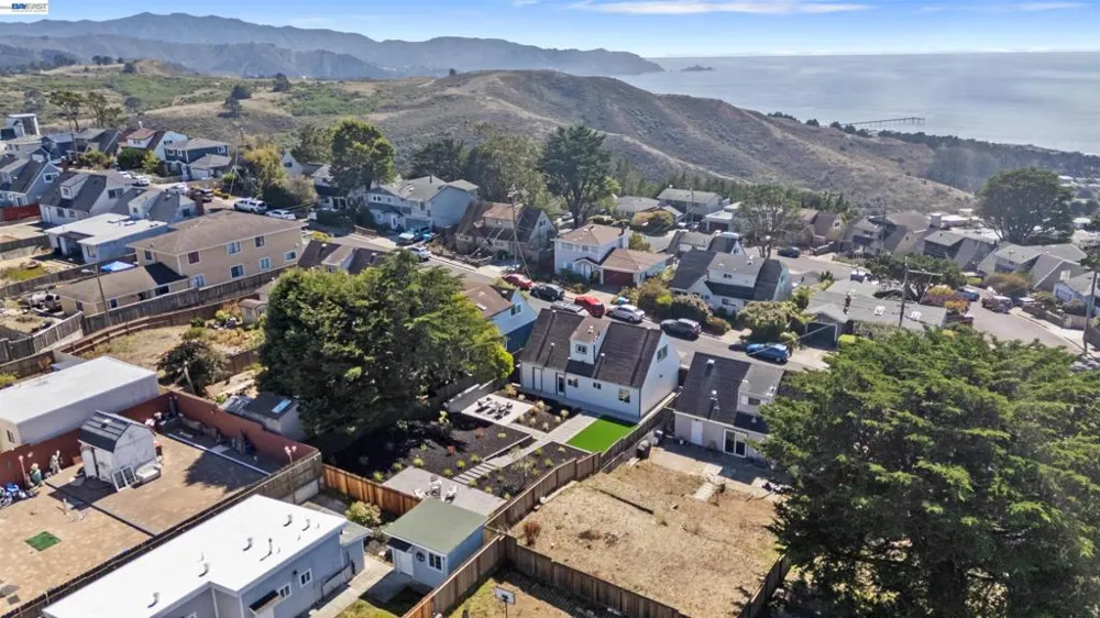 483 Heathcliff Dr Pacifica, CA 94044