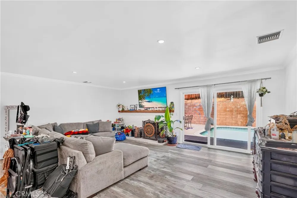 1215 Dickenson Upland, CA 91786