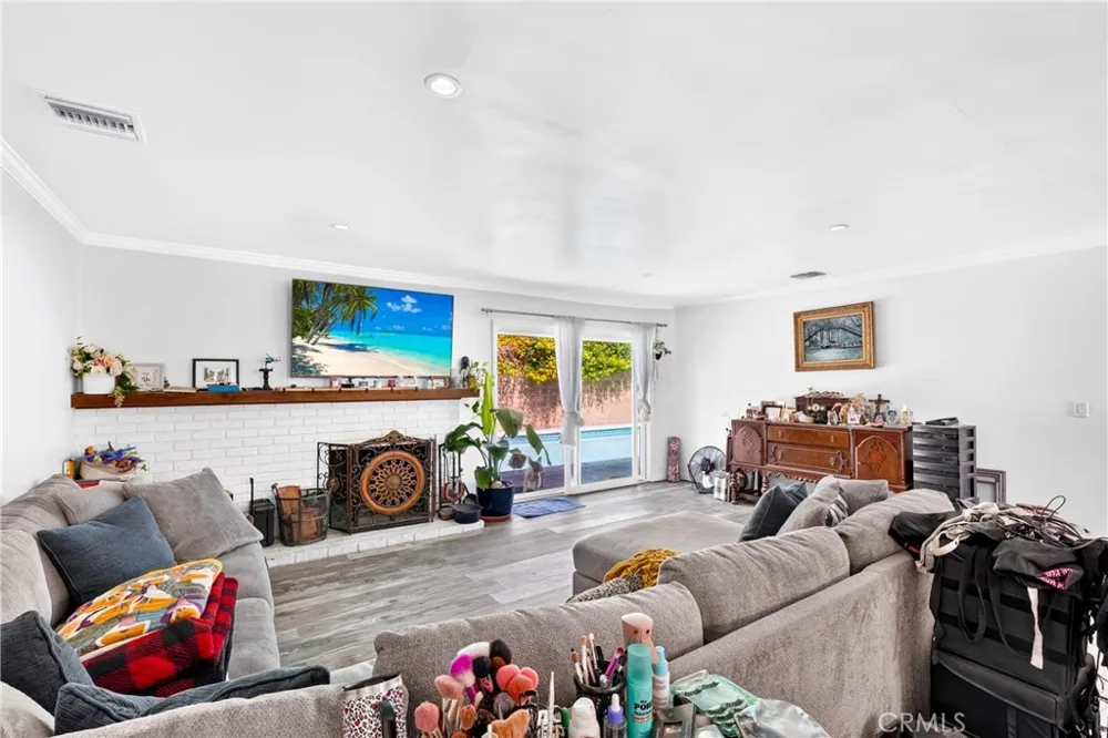 1215 Dickenson Upland, CA 91786