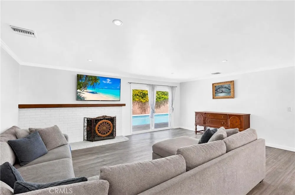 1215 Dickenson Upland, CA 91786