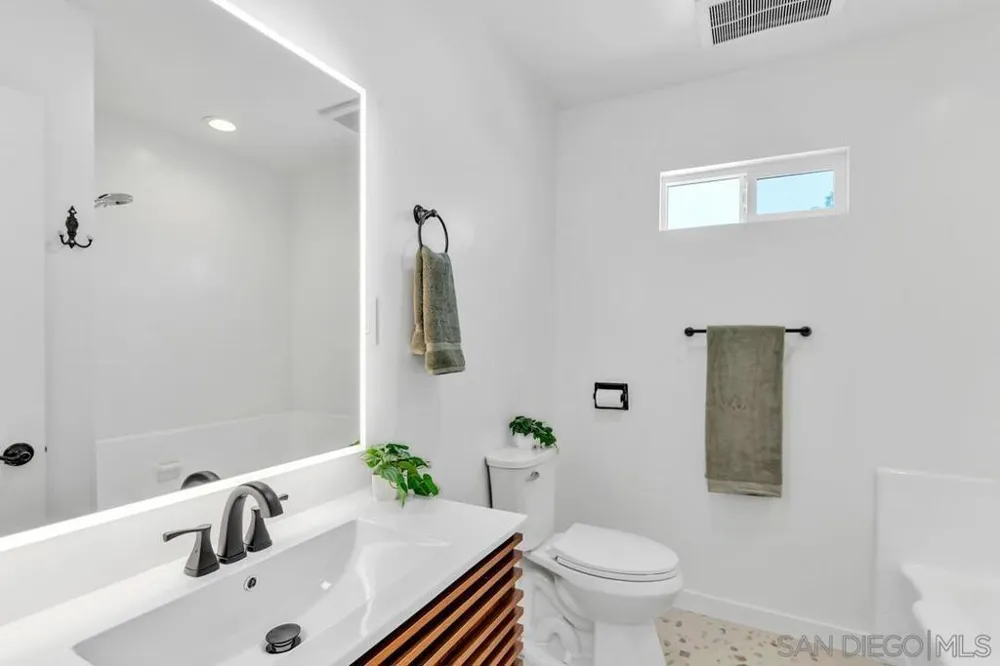 1005 E 2nd St National City, CA 91950