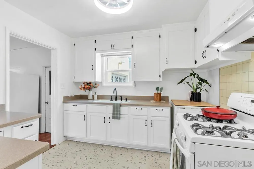 1005 E 2nd St National City, CA 91950