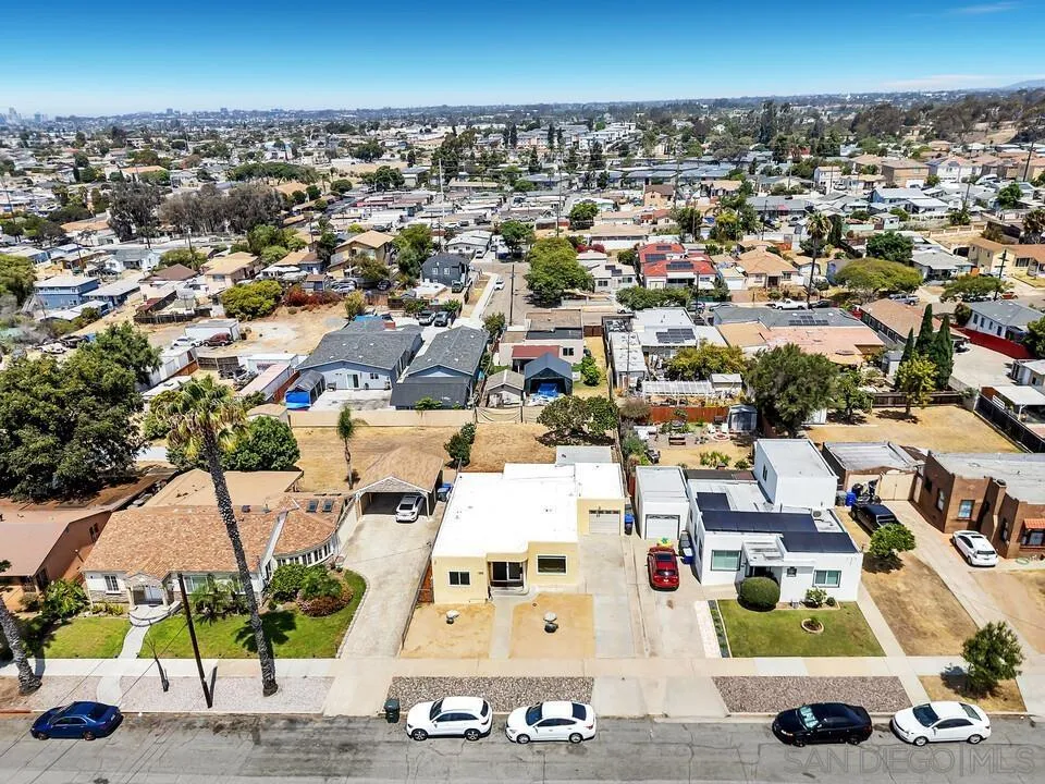 1005 E 2nd St National City, CA 91950