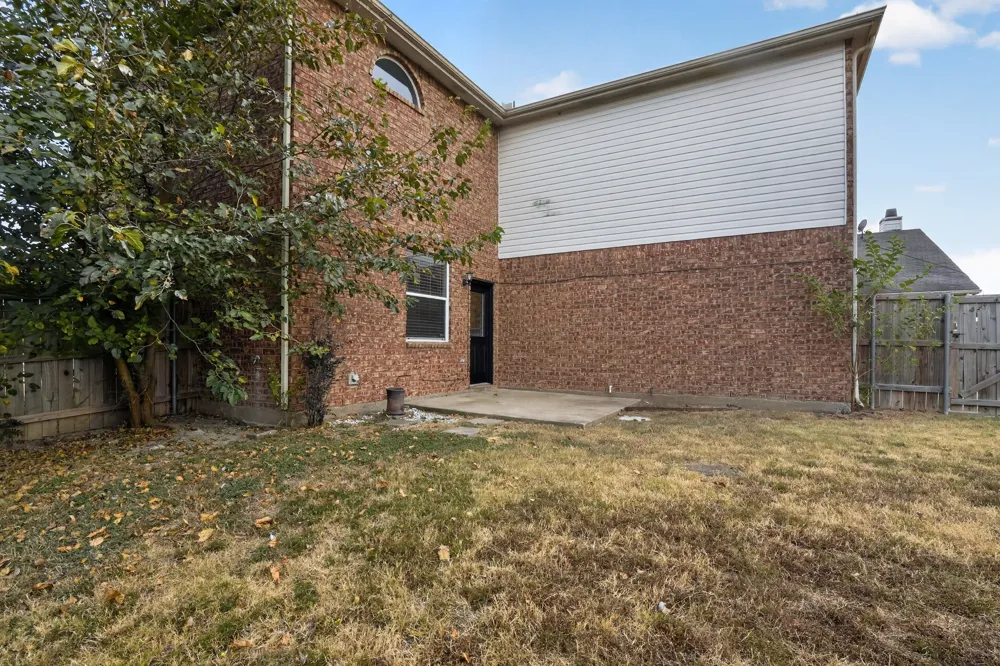1213 Spring Water Drive Lancaster, TX 75134