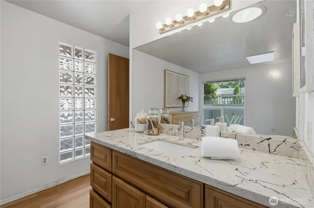10422 165th PL NE Redmond, WA 98052