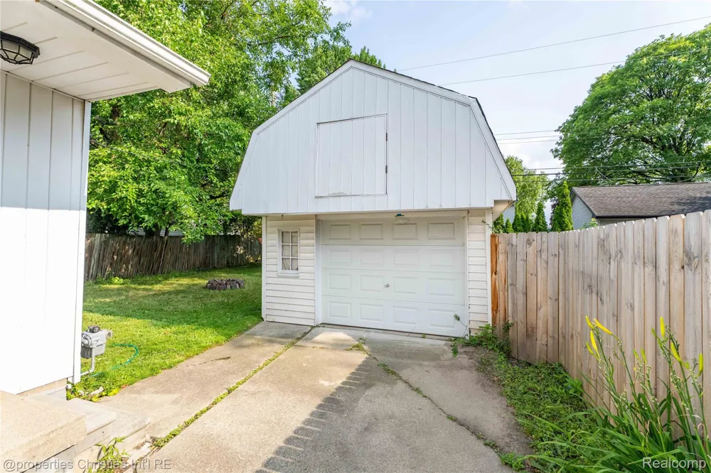 2424 Dallas Avenue Royal Oak City, MI 48067