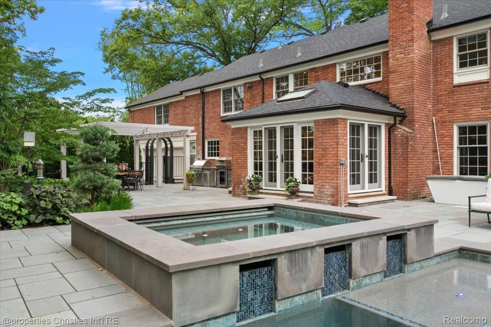 950 E Glengarry Circle Bloomfield Hills City, MI 48301