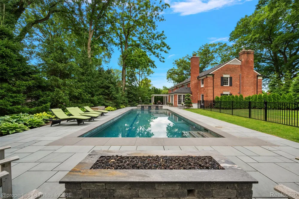 950 E Glengarry Circle Bloomfield Hills City, MI 48301