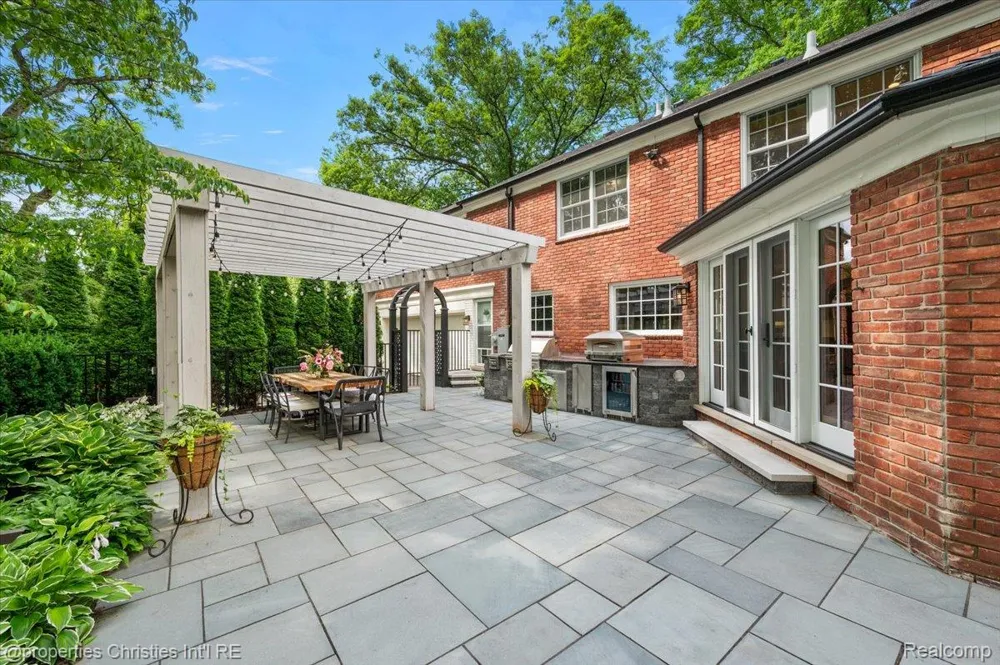 950 E Glengarry Circle Bloomfield Hills City, MI 48301
