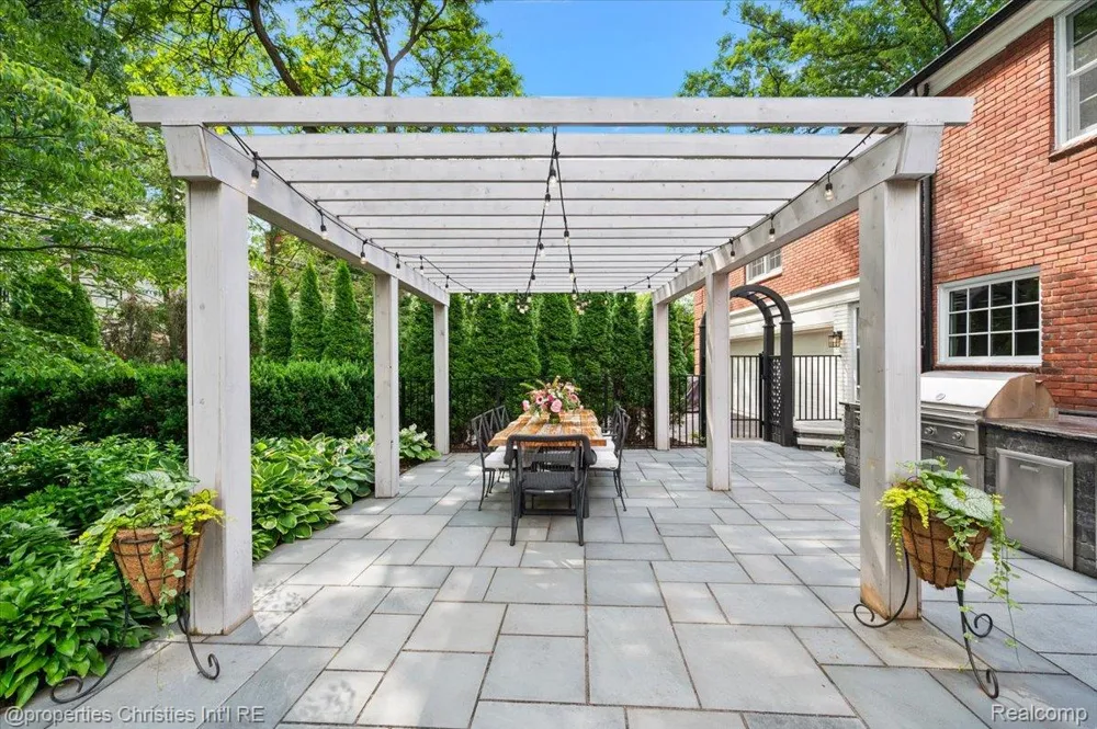 950 E Glengarry Circle Bloomfield Hills City, MI 48301