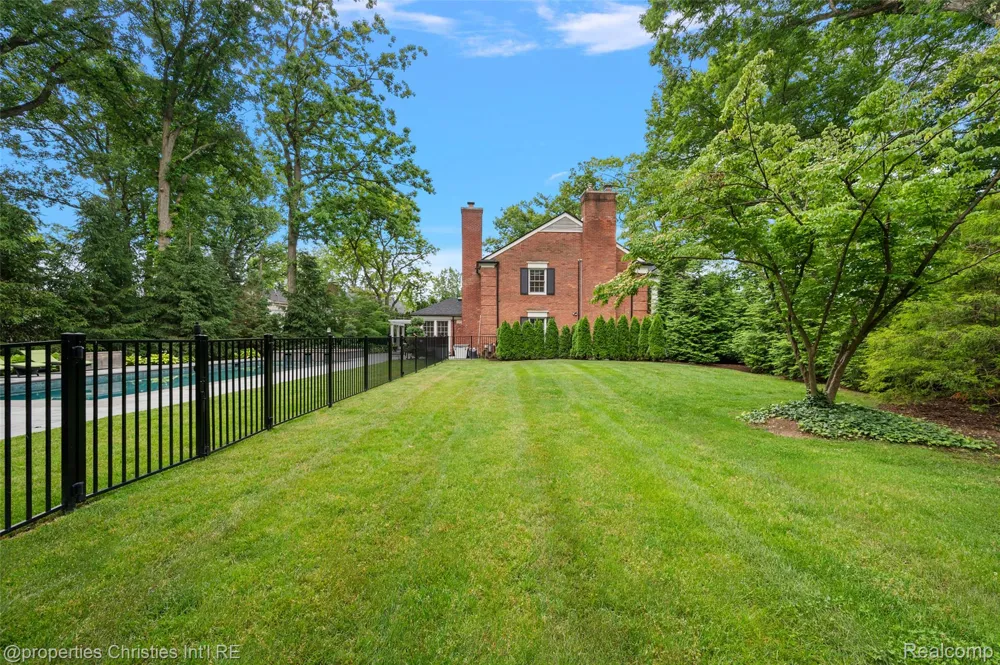 950 E Glengarry Circle Bloomfield Hills City, MI 48301