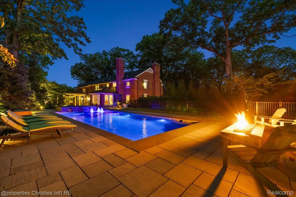 950 E Glengarry Circle Bloomfield Hills City, MI 48301